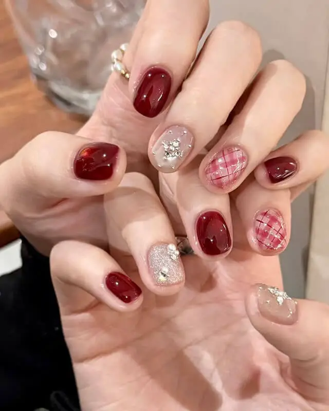Matte Beige Rhinestone Plaid Deep Red Short Oval Nails Matte Beige Rhinestone Plaid Deep Red Short Oval Nails — Cute Short Gel Nails