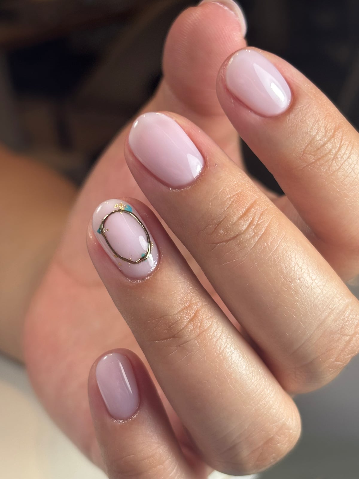 Pale Pink Minimalist Gold Oval Short Oval Nails Pale Pink Minimalist Gold Oval Short Oval Nails — Cute Short Gel Nails