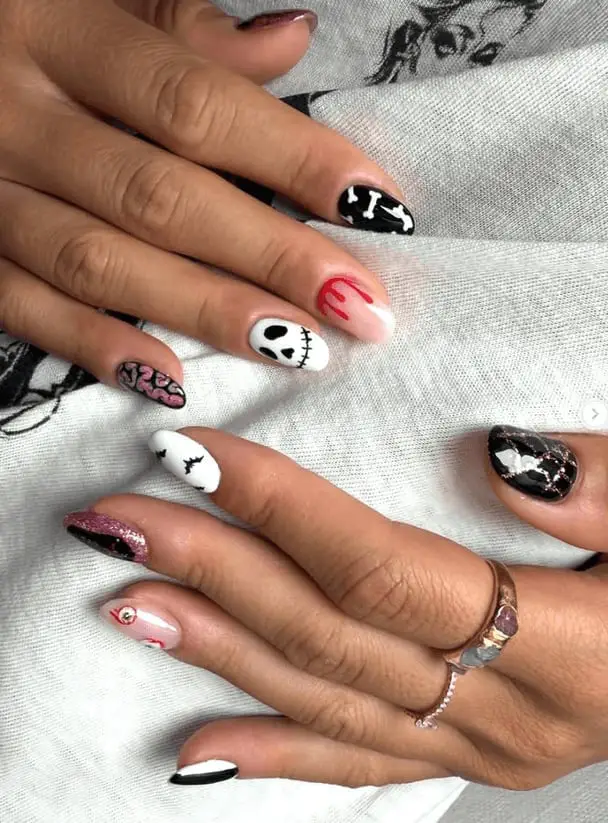 Mixed Halloween Art Medium Oval Nails Mixed Halloween Art Medium Oval Nails — Cute Skull Nails