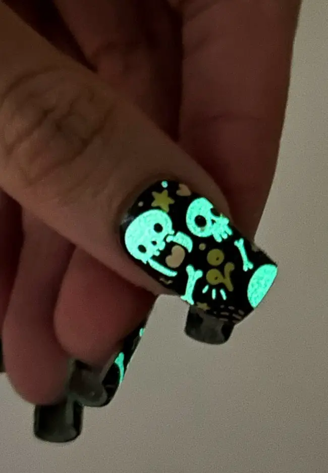 Glow-in-the-Dark Skull Square Medium Nails Glow-in-the-Dark Skull Square Medium Nails — Cute Skull Nails