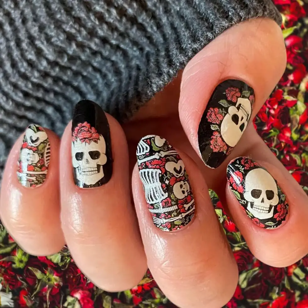 Black Skull and Rose Medium Oval Nails Black Skull and Rose Medium Oval Nails — Cute Skull Nails