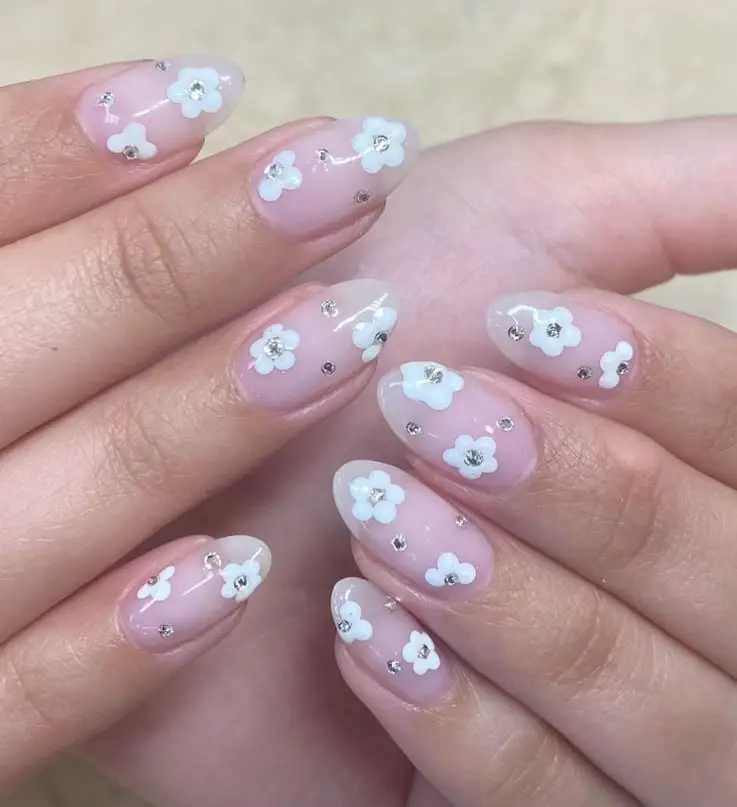 Short Oval White 3D Flower Rhinestone Nails Short Oval White 3D Flower Rhinestone Nails — Cute White Nails