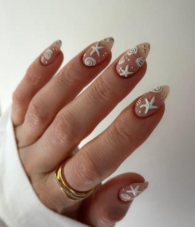 Medium Almond White 3D Seashell Starfish Nails Medium Almond White 3D Seashell Starfish Nails — Cute White Nails