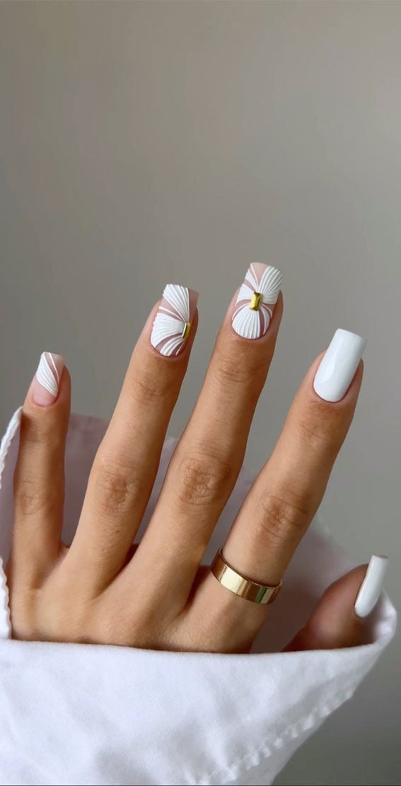 Short Square White Gold 3D Art Nails Short Square White Gold 3D Art Nails — Cute White Nails