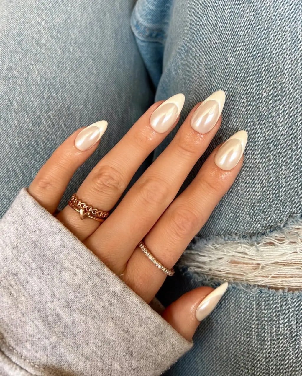 Medium-Long Almond Pearlescent Chrome French Nails Medium-Long Almond Pearlescent Chrome French Nails — Cute White Nails