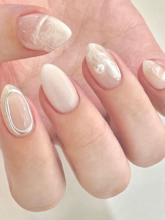 Medium Oval Pearlescent White Line Pearl Nails Medium Oval Pearlescent White Line Pearl Nails — Cute White Nails