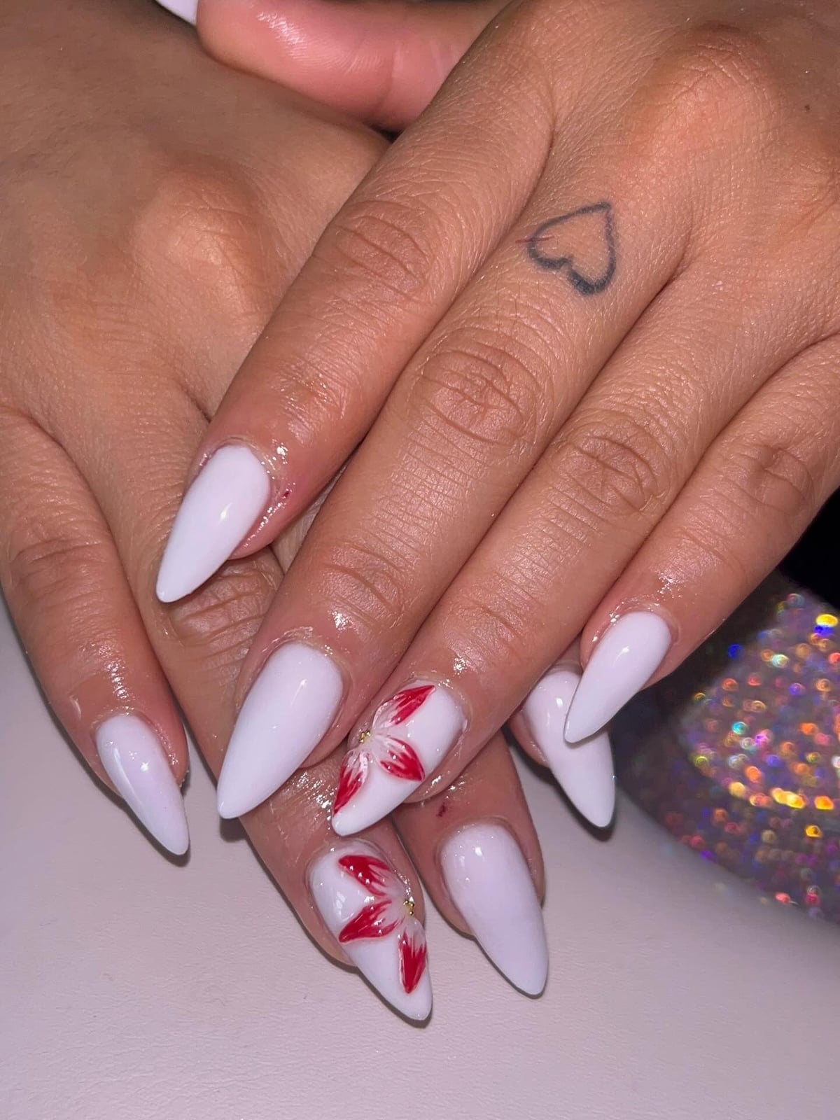 Medium Stiletto Almond Red Floral Accent Nails Medium Stiletto Almond Red Floral Accent Nails — Cute White Nails