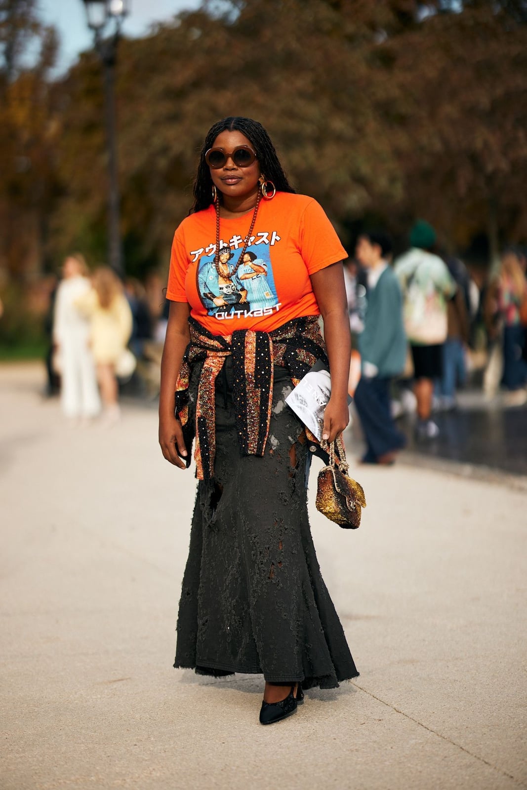Graphic T-Shirt With Distressed Black Maxi Skirt — Elegant Black Maxi Skirt Outfit