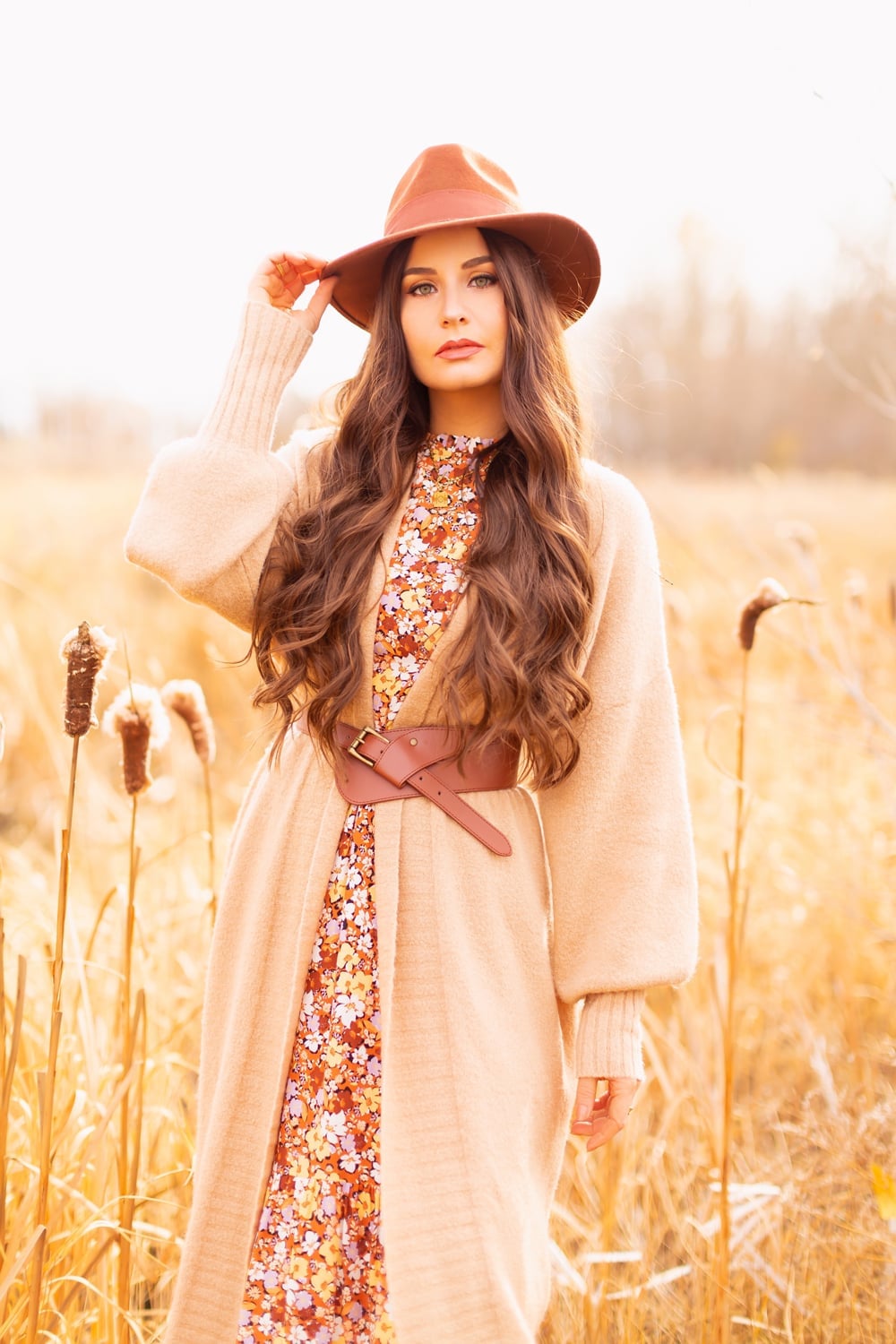 Floral Print Dress with Beige Knit Cardigan and Belt Floral Print Dress with Beige Knit Cardigan and Belt — Elegant Boho Outfits