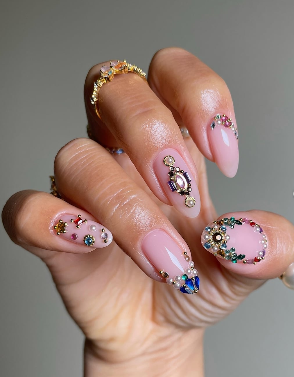 Short Almond Sheer Nude Gold Foil Accents With разноцветные камни — Elegant Korean Nail Art