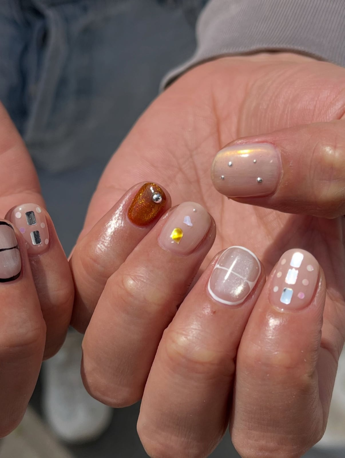 Short Oval Minimalist Grid Foil Dot Nails — Elegant Korean Nail Art