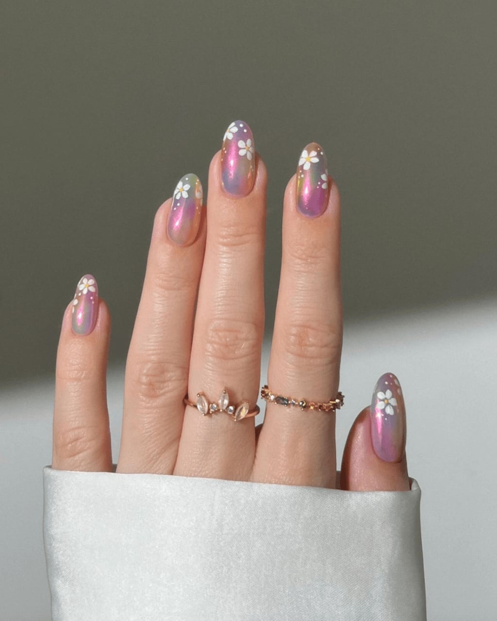 Medium Almond Pearlescent Floral Nails, миндаль — Elegant Korean Nail Art