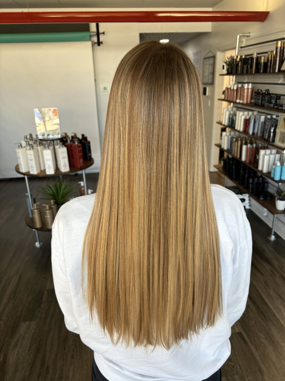 Mid-Back Straight Honey Blonde With Highlights, Layers Mid-Back Straight Honey Blonde With Highlights, Layers — Honey Blonde Hair Inspiration
