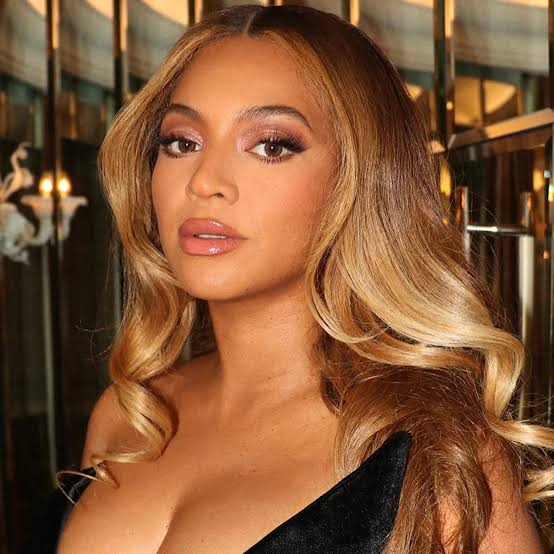 Collarbone Honey Blonde With Sun-Kissed Highlights Collarbone Honey Blonde With Sun-Kissed Highlights — Honey Blonde Hair Inspiration