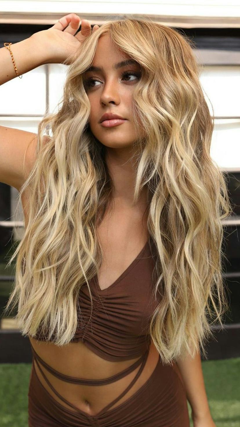 Mid-Back Honey Blonde Balayage With Curtain Bangs Mid-Back Honey Blonde Balayage With Curtain Bangs — Honey Blonde Hair Inspiration