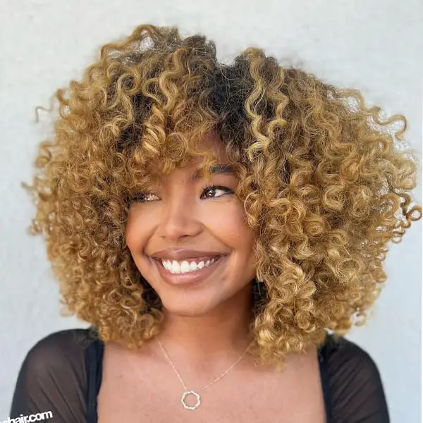 Chin-Length Honey Blonde Bob With Full Fringe Chin-Length Honey Blonde Bob With Full Fringe — Honey Blonde Hair Inspiration