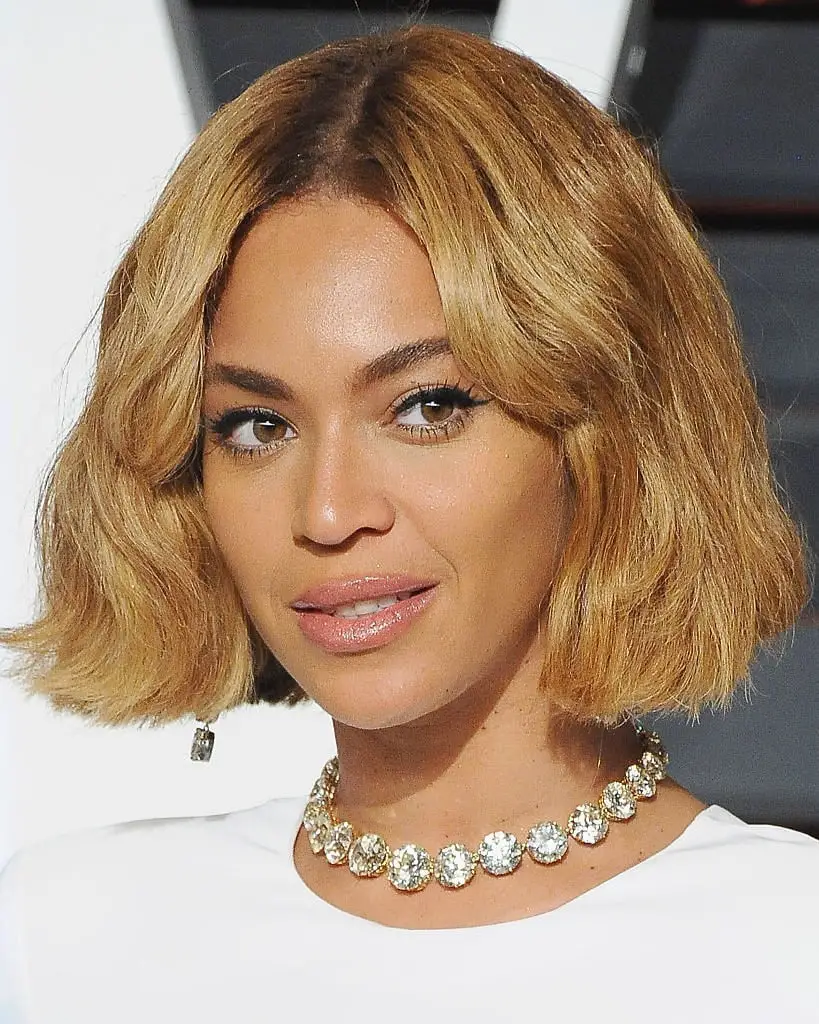 Chin-Length Honey Blonde Bob With Curtain Bangs Chin-Length Honey Blonde Bob With Curtain Bangs — Honey Blonde Hair Inspiration
