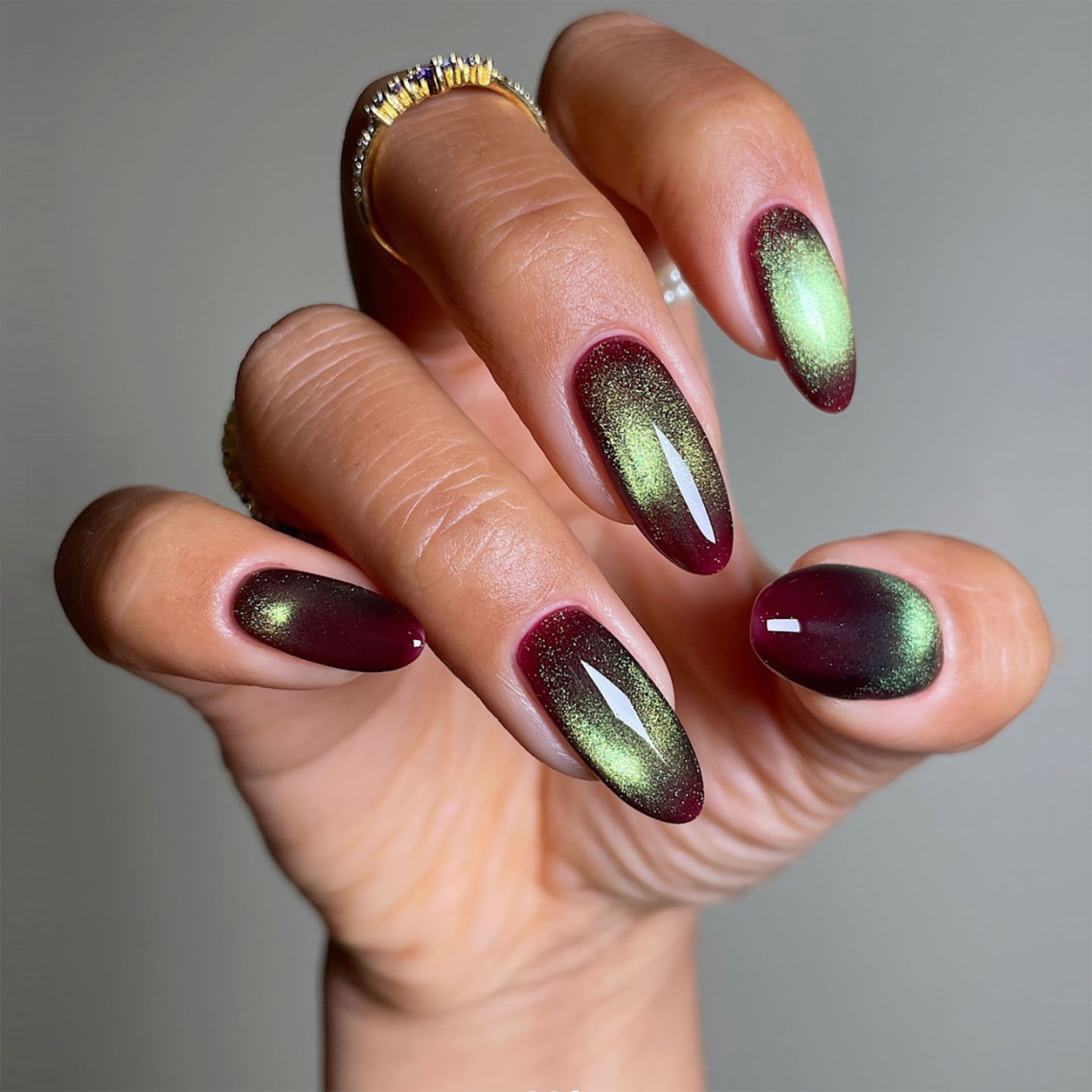 Glossy With A Magnetic Cat-Eye Shimmer Visual Idea — Winter Round Nails