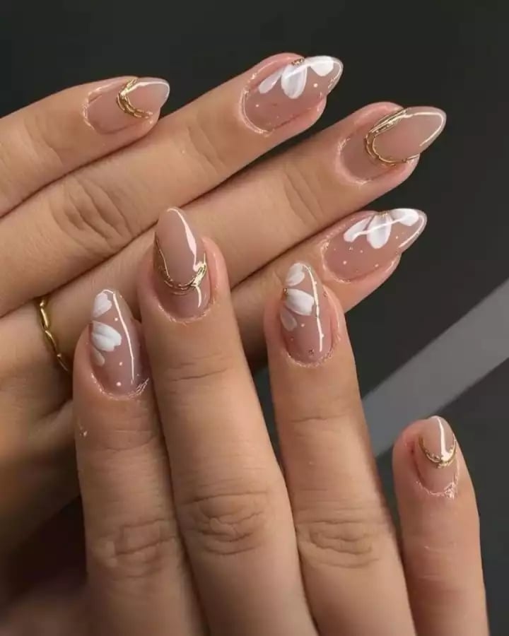 Nude Floral Outline Gold Accent Medium Almond Nails Nude Floral Outline Gold Accent Medium Almond Nails — Nail Art Ideas