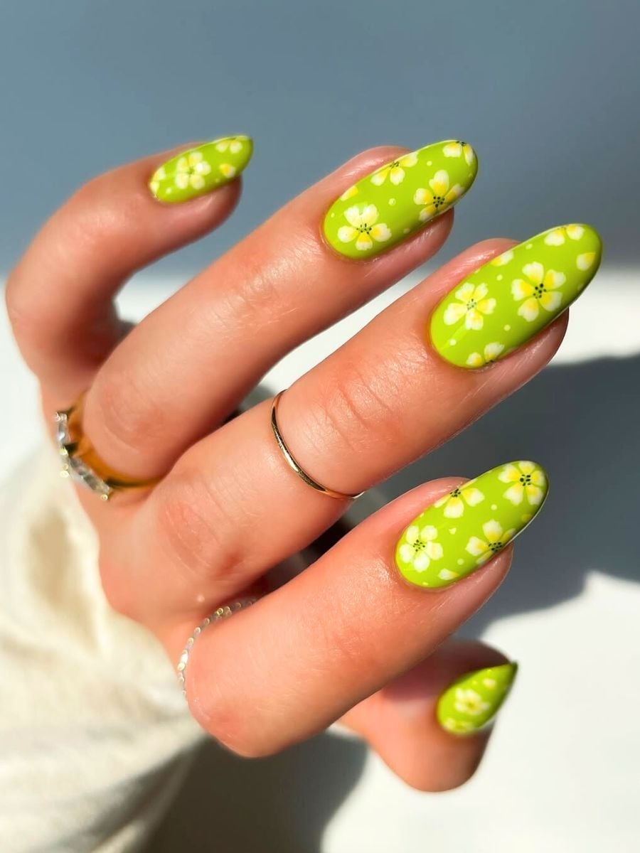 Bright Green Floral Medium Oval Nails Bright Green Floral Medium Oval Nails — Nail Art Ideas