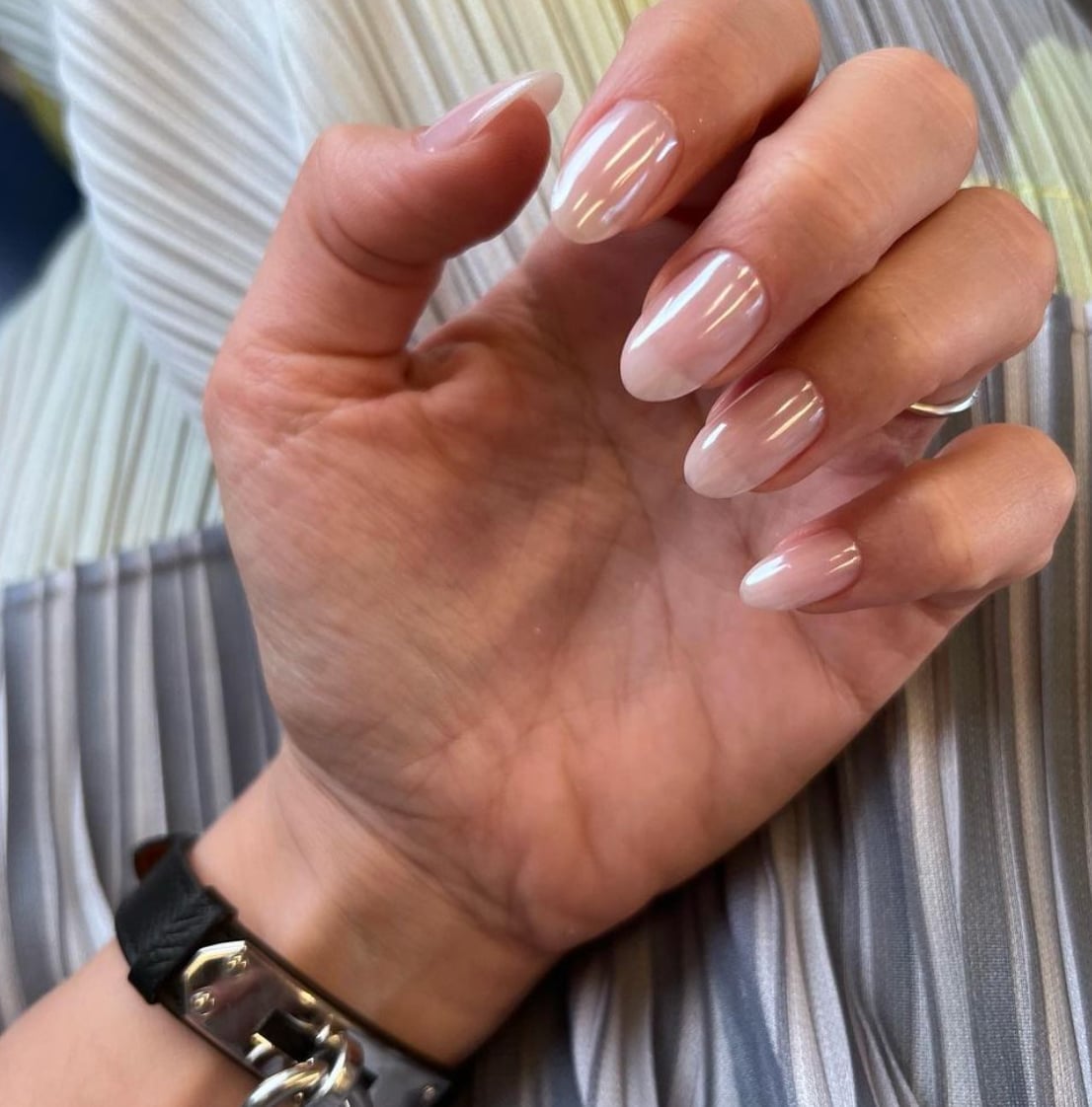 Medium Almond Milky Cat-Eye Shimmer Medium Almond Milky Cat-Eye Shimmer — Russian Manicure Inspiration