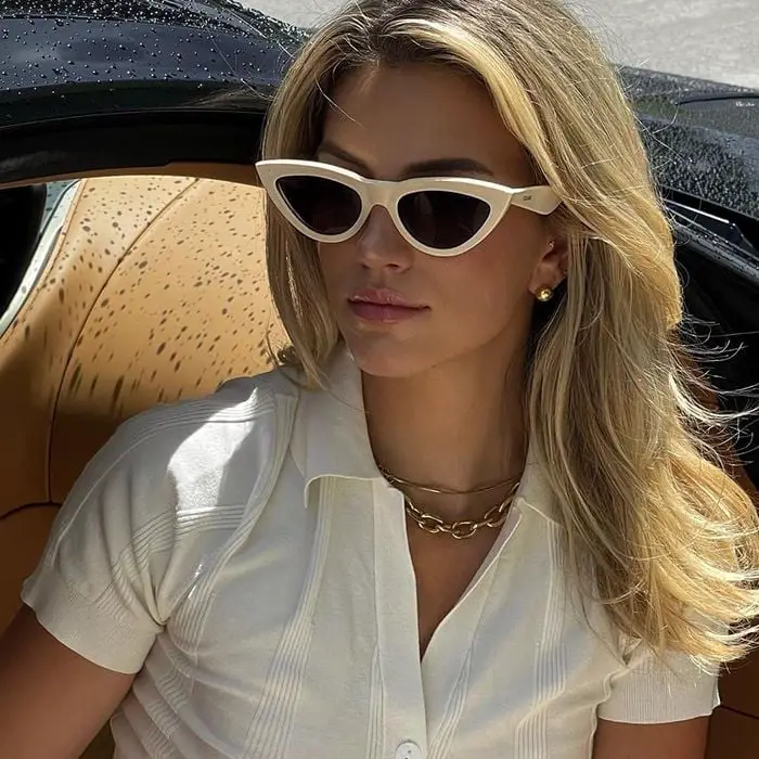 Shoulder Length Blonde Blowout With Curtain Bangs — Simple 90s Blowout Hair
