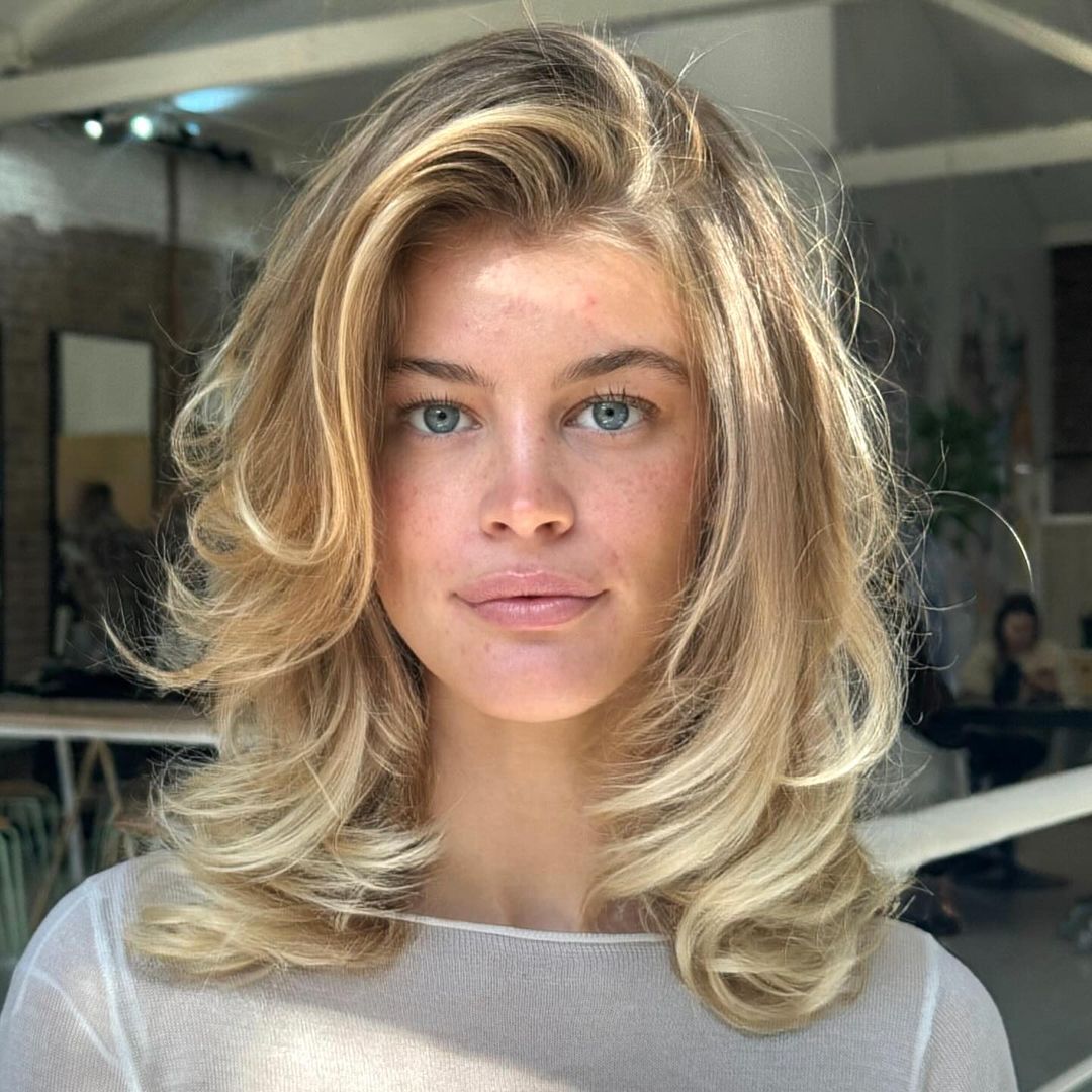 Layered Bob With Curtain Bangs In Blonde Balayage — Simple 90s Blowout Hair