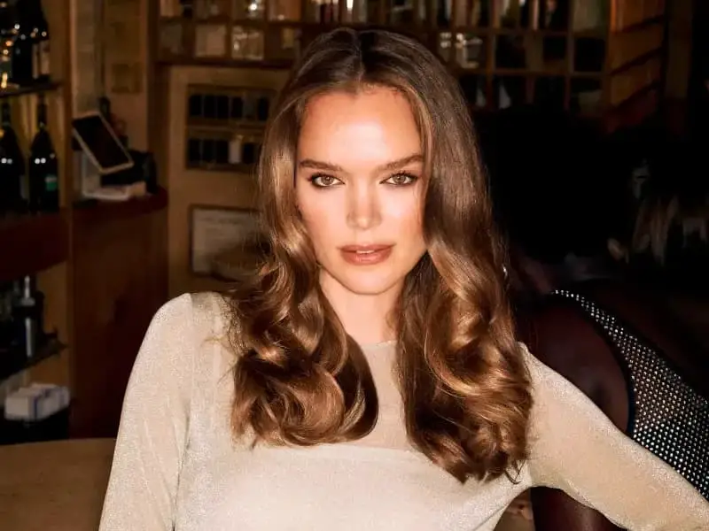 Collarbone Brown Blowout With Curtain Bangs — Simple 90s Blowout Hair