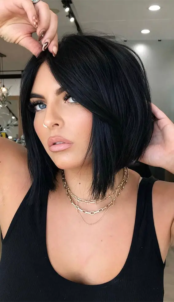 Angled Collarbone Bob With Side Part Angled Collarbone Bob With Side Part — Simple A-Line Bob