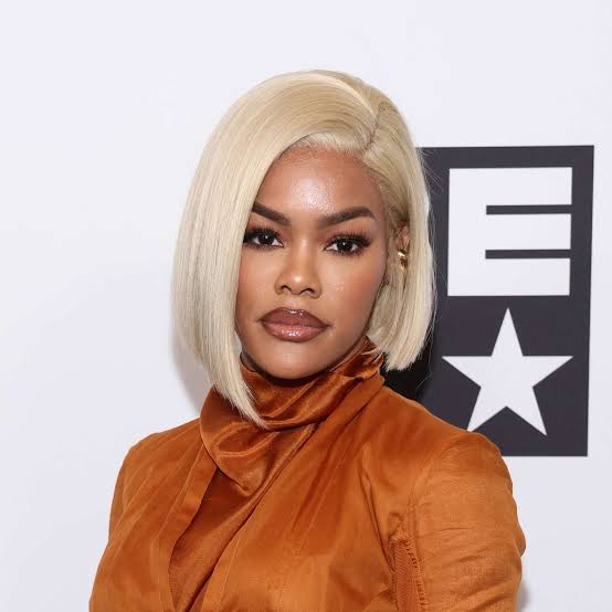 Bright Blonde Collarbone Bob With Sharp Line Bright Blonde Collarbone Bob With Sharp Line — Simple A-Line Bob