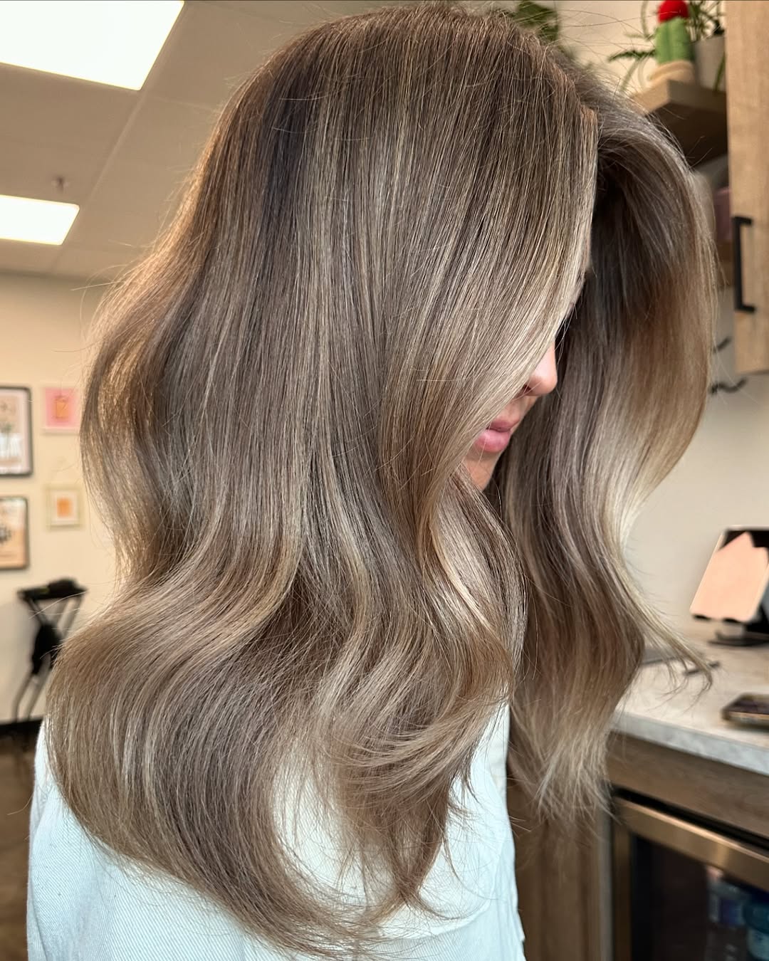 Collarbone Ash Blonde With Lighter Pieces Collarbone Ash Blonde With Lighter Pieces — Simple Ash Blonde