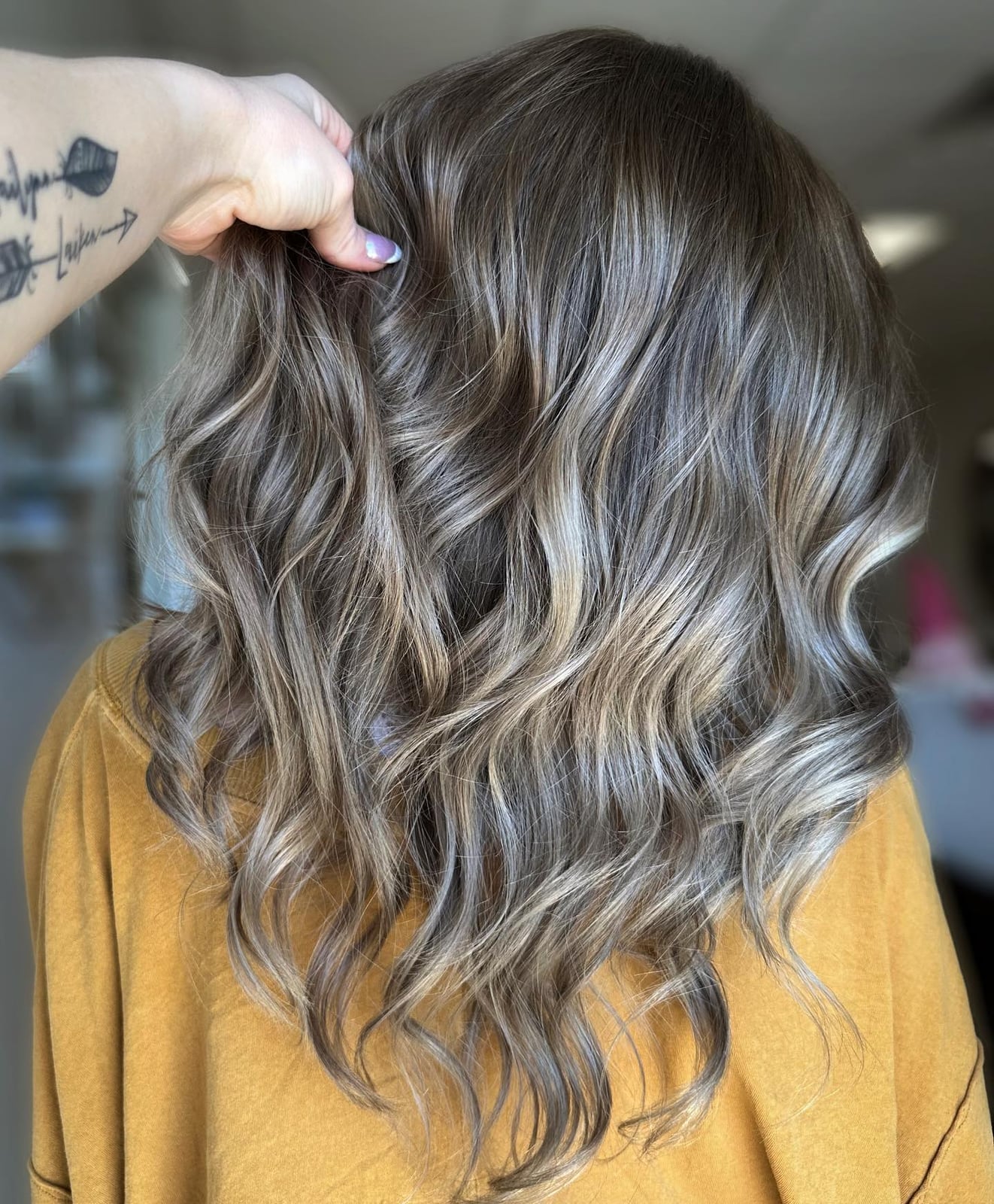 Collarbone Ash Blonde With Woven Highlights Collarbone Ash Blonde With Woven Highlights — Simple Ash Blonde