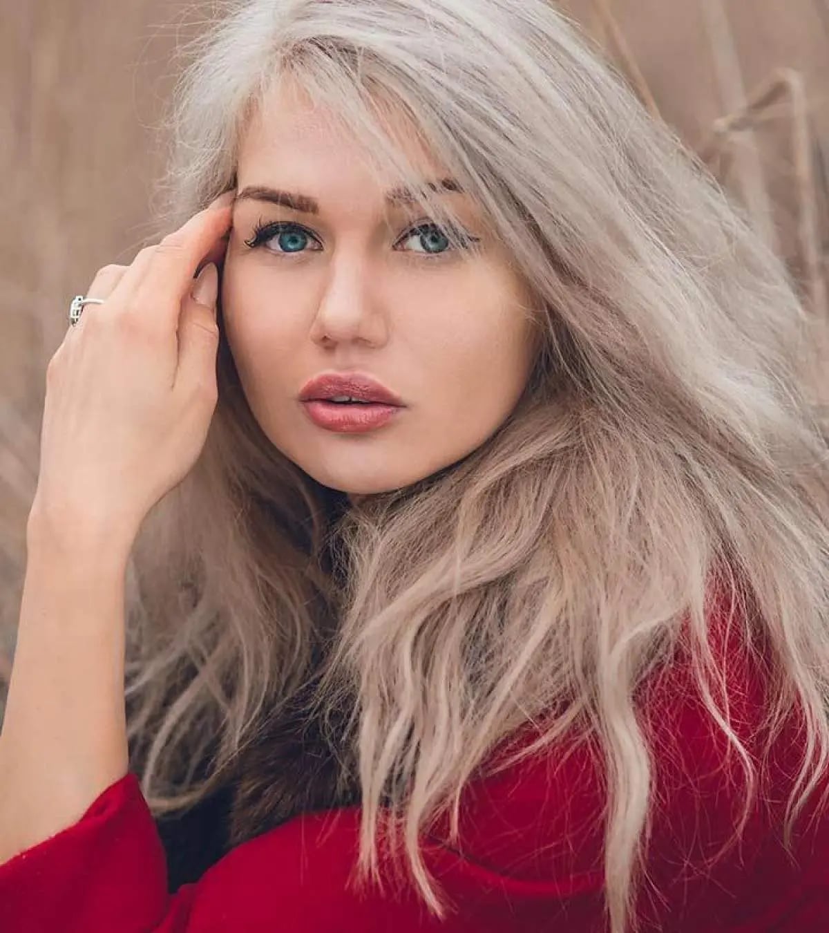 Mid-Back Ash Blonde With Darker Root Shadow Mid-Back Ash Blonde With Darker Root Shadow — Simple Ash Blonde
