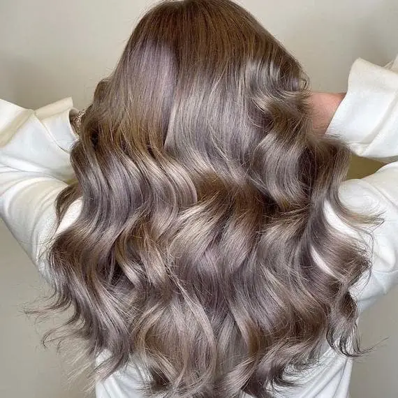 Mid-Back Uniform Ash Blonde In Wavy Style, Layers Mid-Back Uniform Ash Blonde In Wavy Style, Layers — Simple Ash Blonde