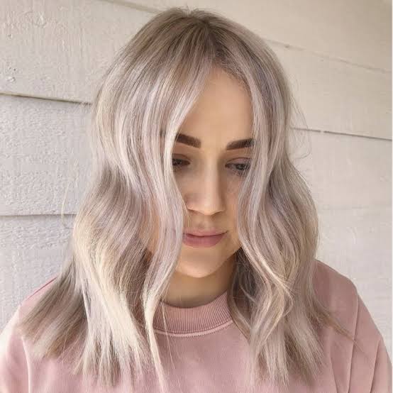 Mid-Back Ash Blonde With Subtle Highlights, Wavy Mid-Back Ash Blonde With Subtle Highlights, Wavy — Simple Ash Blonde