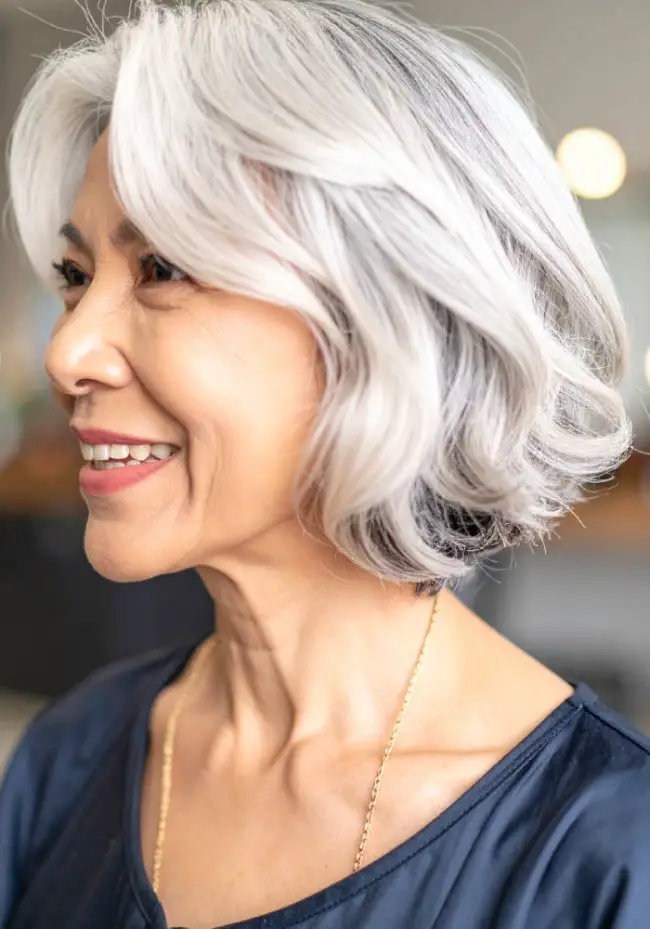 Collarbone Gray Bob With Wavy Texture Collarbone Gray Bob With Wavy Texture — Simple Ash Blonde