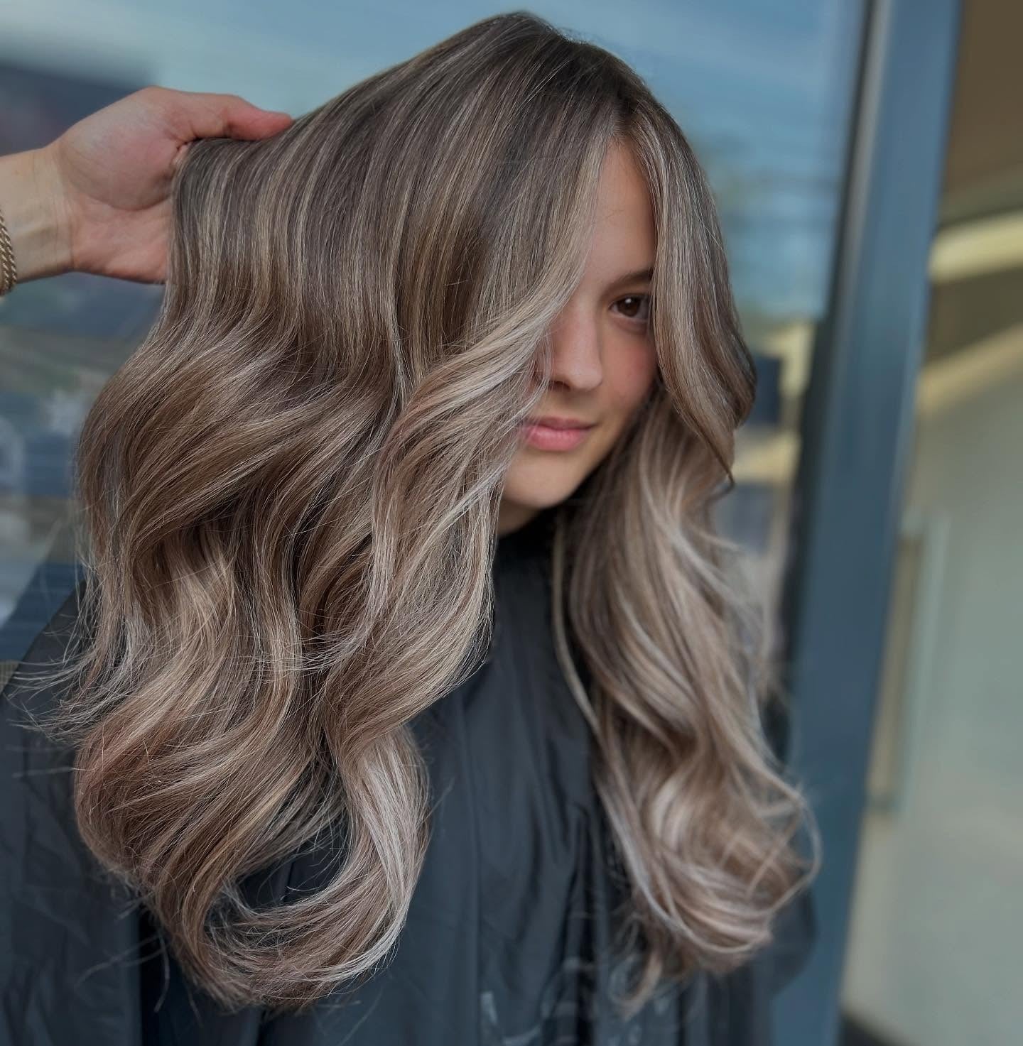 Mid-Back Balayage Ash Blonde In Loose Waves Mid-Back Balayage Ash Blonde In Loose Waves — Simple Ash Blonde