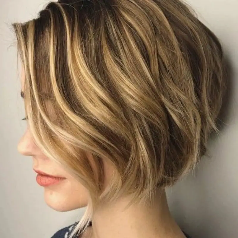 Collarbone Bob With Side Swept Bangs Collarbone Bob With Side Swept Bangs — Simple Asymmetrical Bob