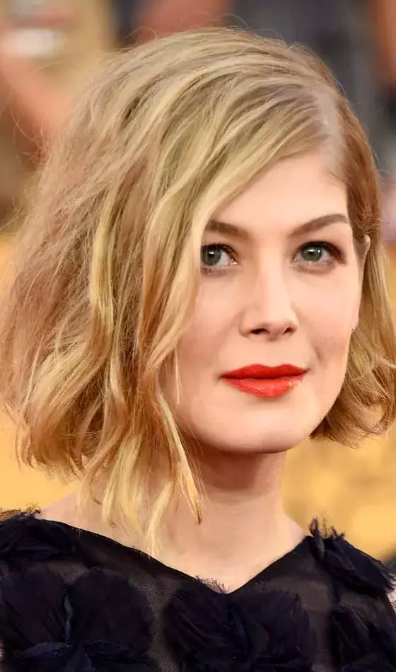 Wavy Blonde Bob With Root Shadow Wavy Blonde Bob With Root Shadow — Simple Asymmetrical Bob