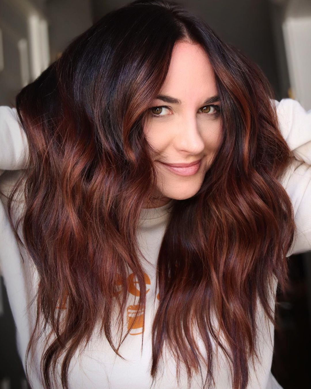 Mid-Back Dark Auburn With Lighter Auburn Balayage and Curtain Bangs Mid-Back Dark Auburn With Lighter Auburn Balayage and Curtain Bangs — Simple Auburn Balayage