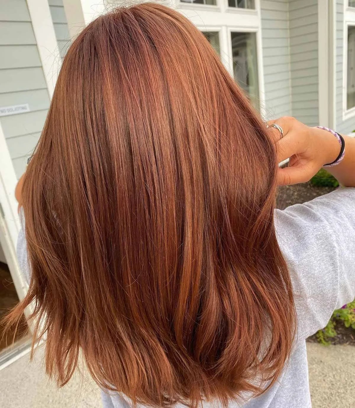 Mid-Back Straight Auburn With Subtle Lighter Tones Mid-Back Straight Auburn With Subtle Lighter Tones — Simple Auburn Balayage
