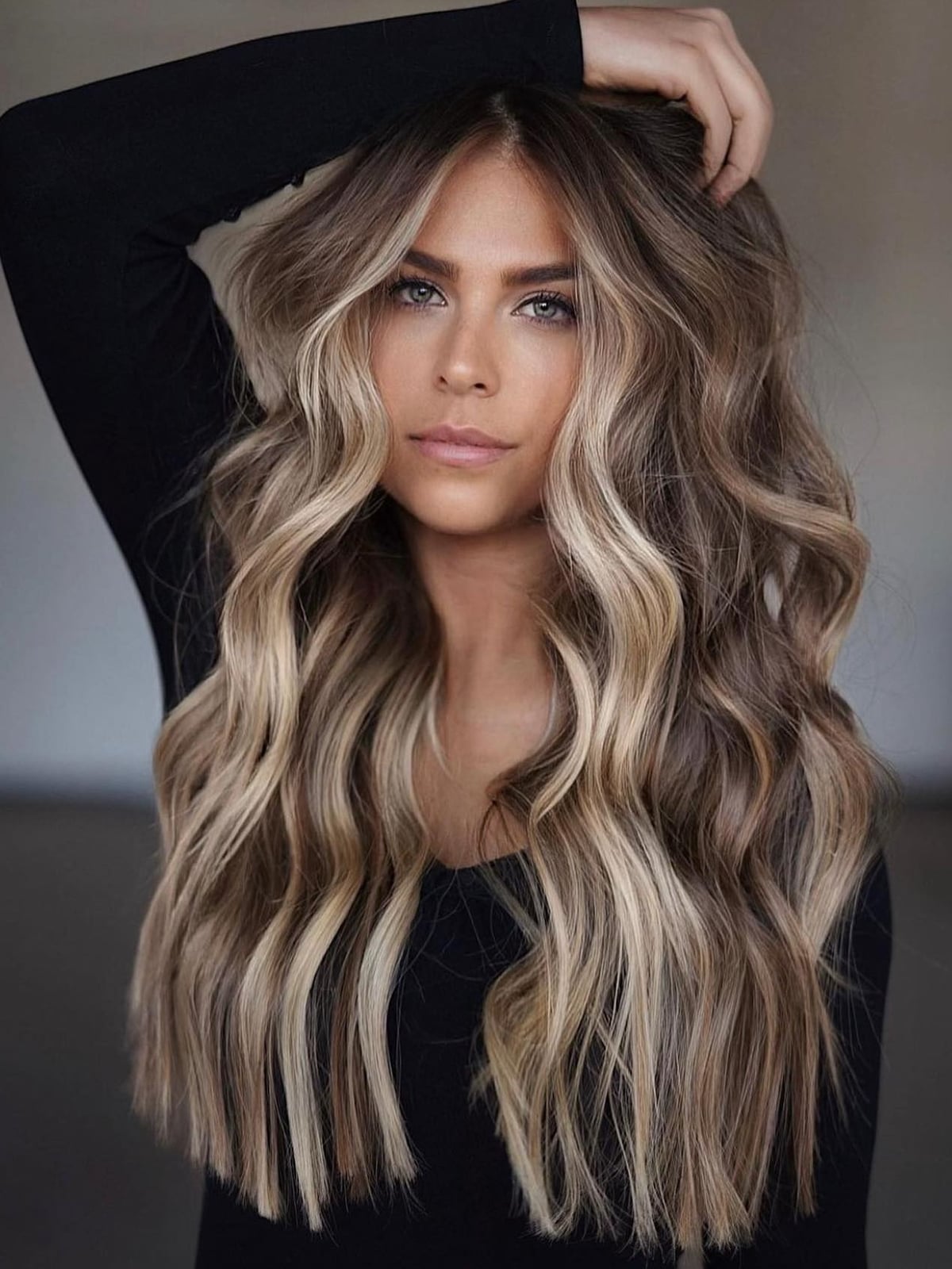 Mid-Back Wavy Hair With Beige Blonde Balayage Mid-Back Wavy Hair With Beige Blonde Balayage — Simple Balayage