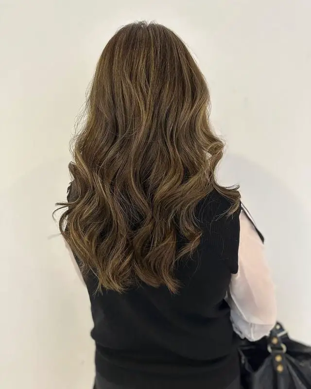 Mid-Back Medium Brown With Caramel Balayage Mid-Back Medium Brown With Caramel Balayage — Simple Balayage