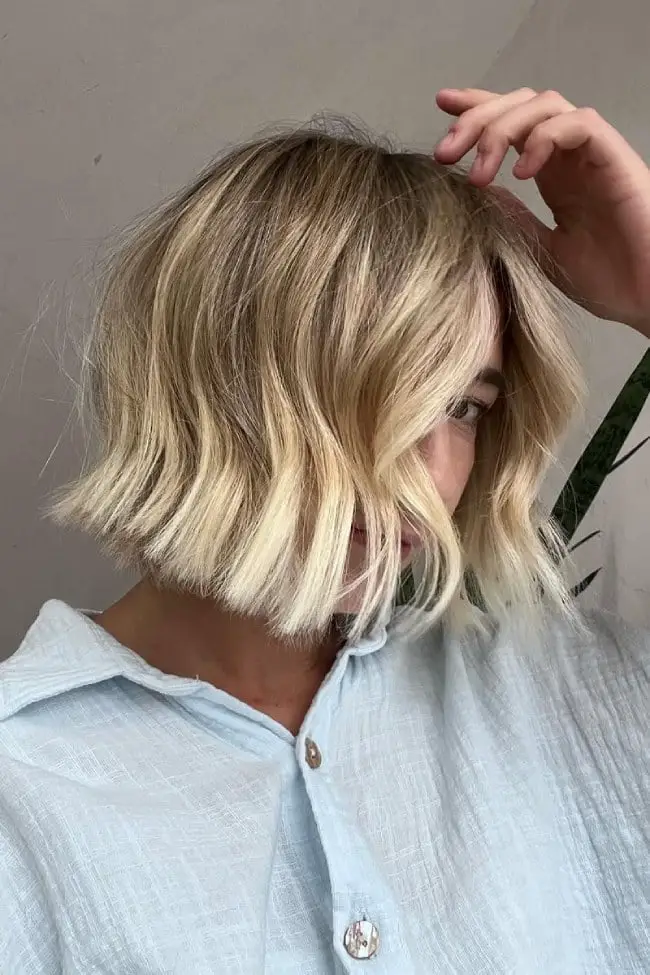Chin Blunt Bob Beige Blonde Balayage Curtain Bangs — Simple Balayage Bob