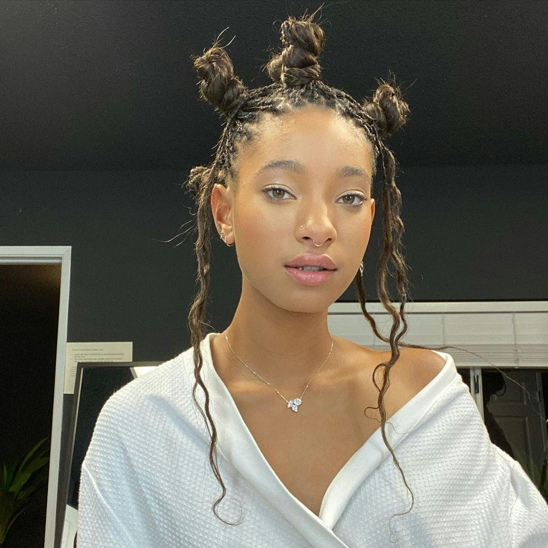 Bantu Knots with Waffle-Knit Robe and Loose Tendrils Bantu Knots with Waffle-Knit Robe and Loose Tendrils — Simple Bantu Knots