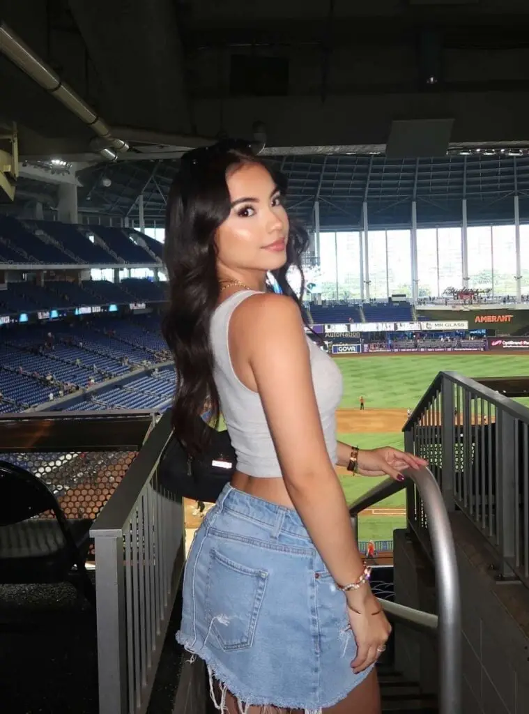 Sleeveless Crop Top and Distressed Denim Mini Skirt Sleeveless Crop Top and Distressed Denim Mini Skirt — Simple Baseball Game Outfits