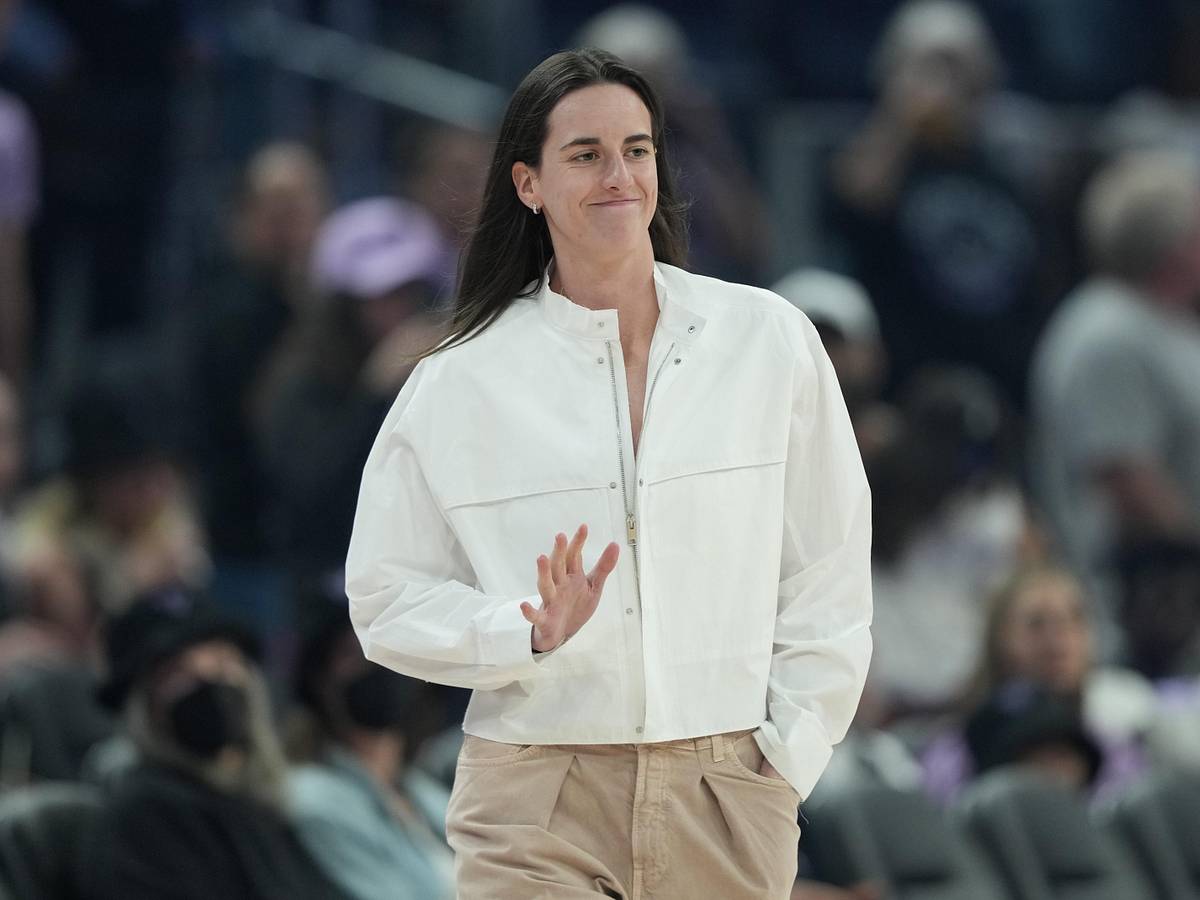Cropped Jacket with Wide Leg Pleated Trousers Cropped Jacket with Wide Leg Pleated Trousers — Simple Basketball Game Outfits