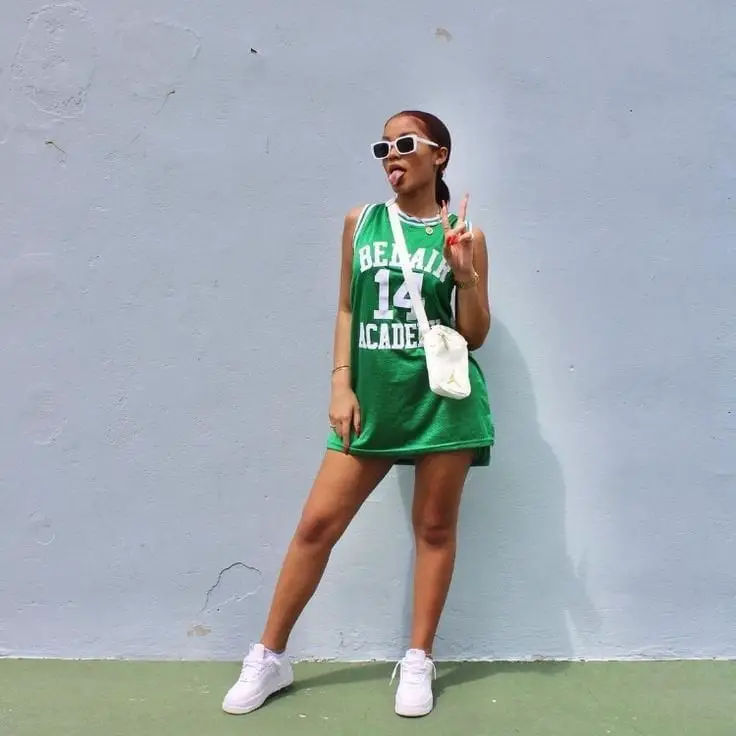 Oversized Jersey as a Dress with Sneakers Oversized Jersey as a Dress with Sneakers — Simple Basketball Game Outfits