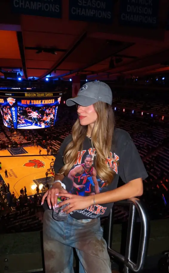 Cropped Graphic Tee with Baggy Jeans and Baseball Cap Cropped Graphic Tee with Baggy Jeans and Baseball Cap — Simple Basketball Game Outfits