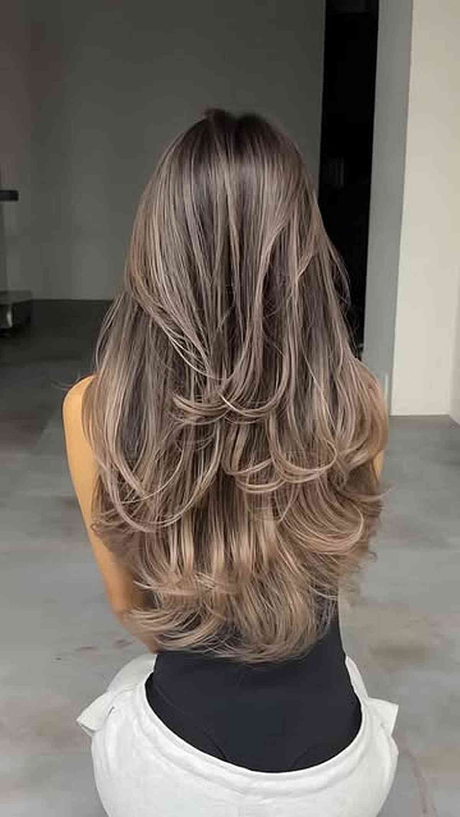 Mid-Back Beige Blonde With Curtain Bangs Mid-Back Beige Blonde With Curtain Bangs — Simple Beige Highlights